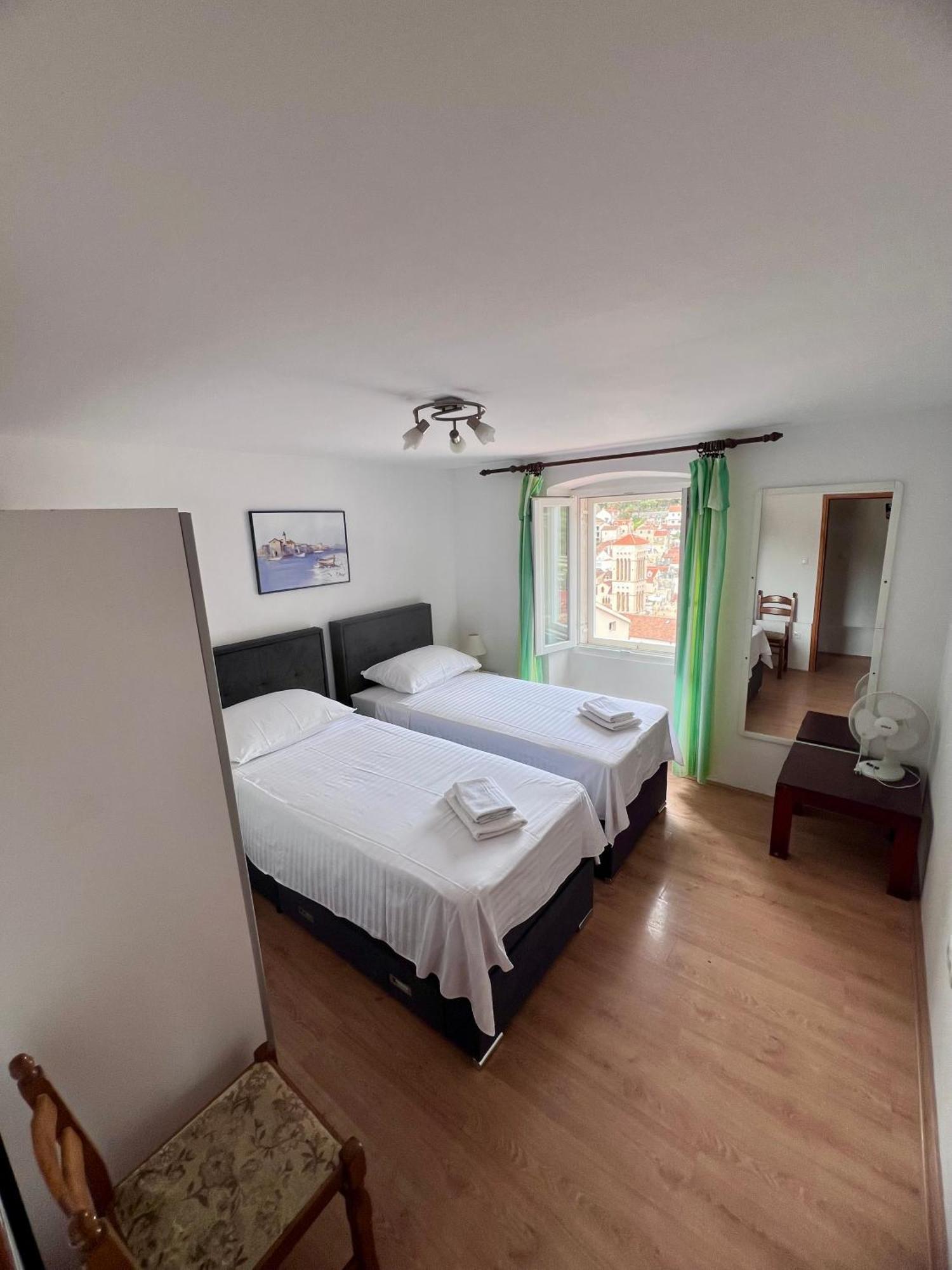 Apartments Tudor Nikola Хвар Екстер'єр фото