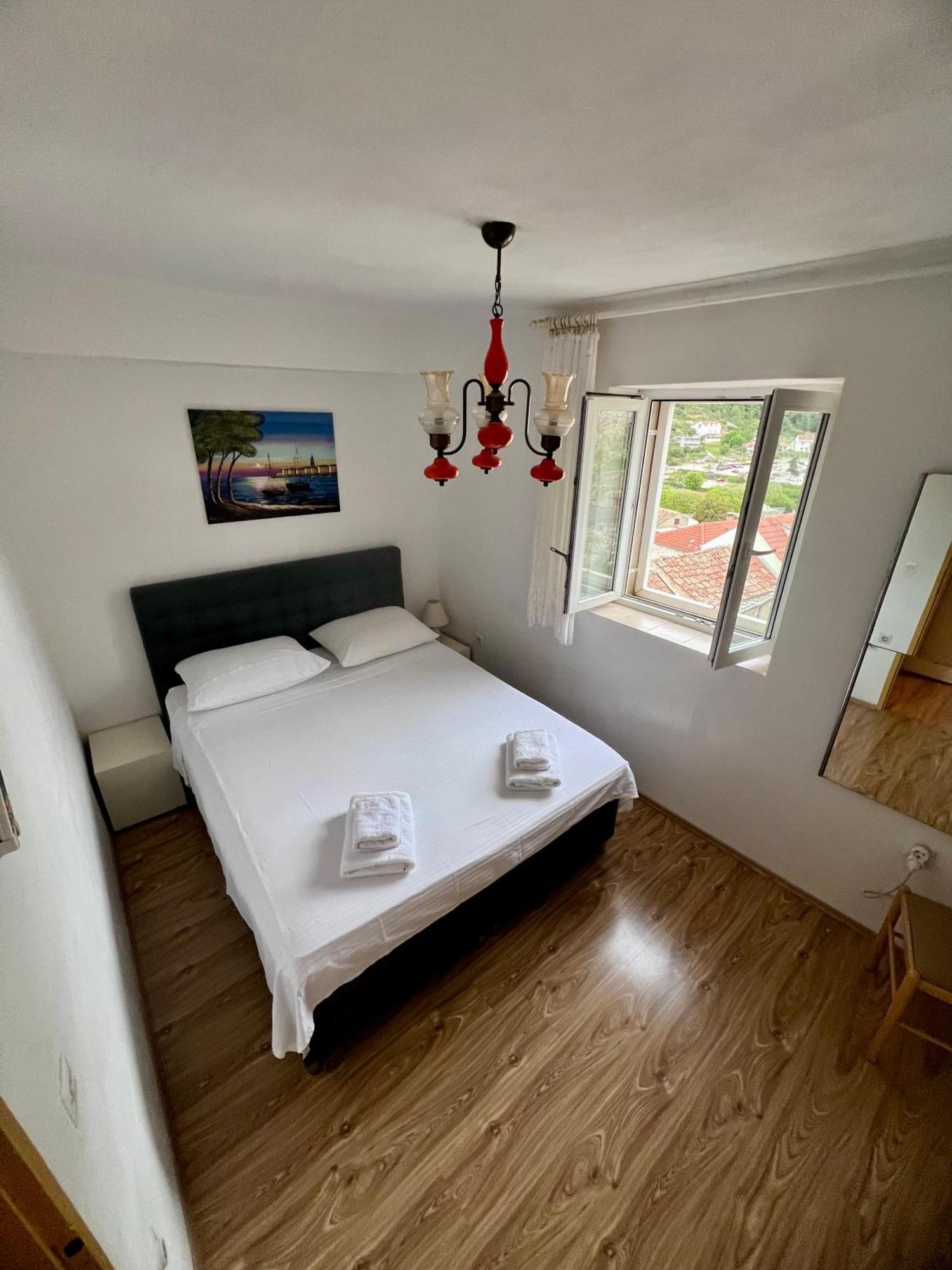 Apartments Tudor Nikola Хвар Екстер'єр фото