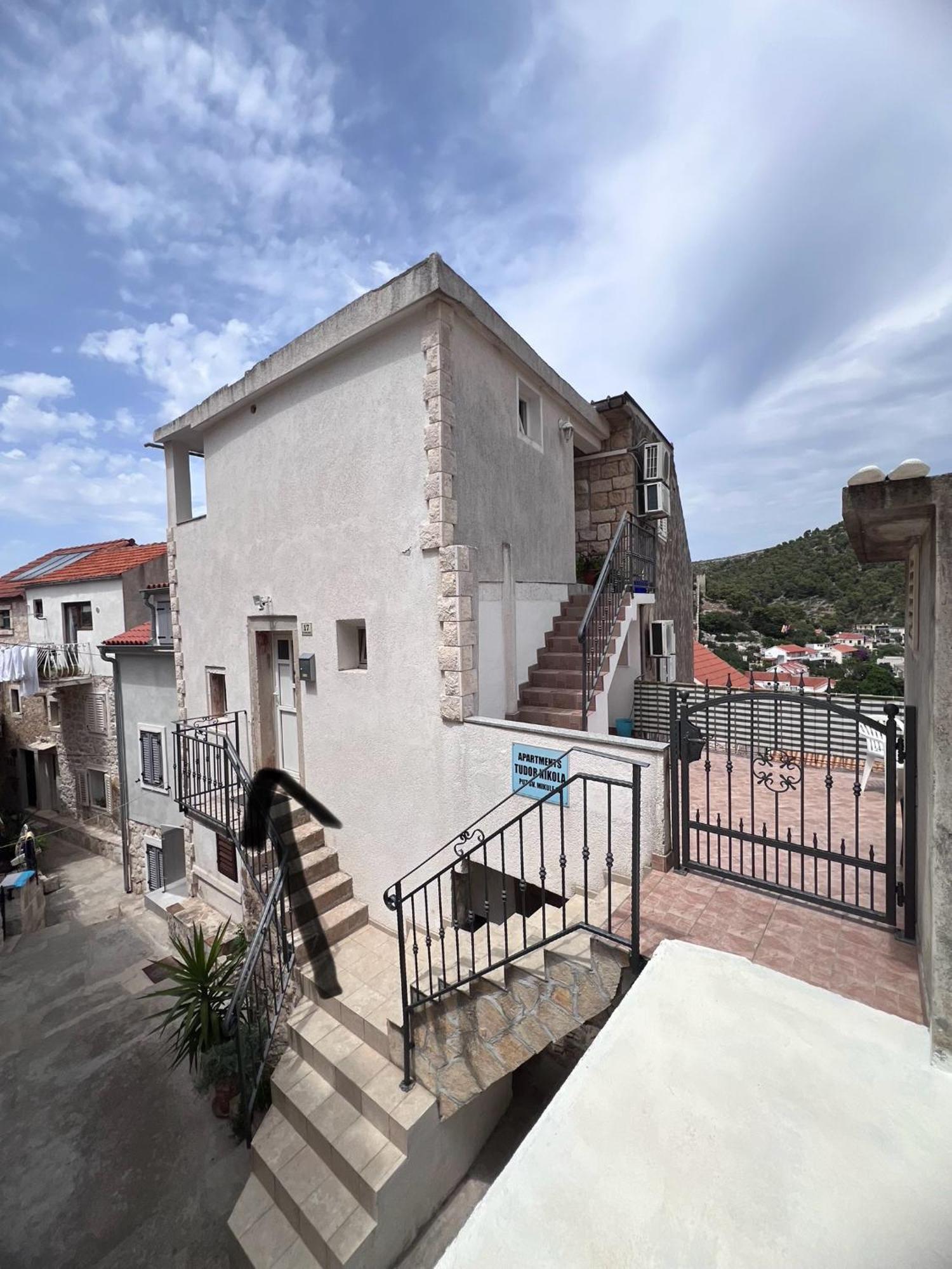 Apartments Tudor Nikola Хвар Екстер'єр фото